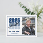 Carte De Remerciements Modern Bold Class 2026 Navy Blue Graduation (Debout devant)
