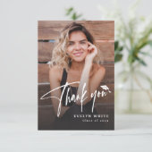 Carte De Remerciements Modern Grad Cap Script Simple Photo Graduation (Debout devant)