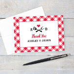 Carte De Remerciements Monogramme de Mariage de barbecue En vichy rouge r<br><div class="desc">Un carte de remerciements mariage festif et élégant pour un événement décontracté de jardin barbecue. Comprend un design à thème barbecue avec fourche barbecue et ustensiles de grillades spatules et accent du coeur. Personnalisez le texte personnalisé avec les initiales et les noms de la mariée et du marié. Couleurs design...</div>
