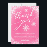 Carte De Remerciements Neige rose Baby shower d'hiver<br><div class="desc">Un joli baby shower à thème hivernal au pays des merveilles, avec des cartes de remerciements de neige et des flocons de neige brillants blancs et un texte typographique qui dit "merci". Le message modifiable remercie les clients d'être venus à la douche et pour le cadeau. Le arrière - plan...</div>