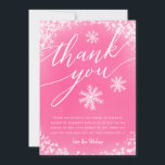 Carte De Remerciements Neige rose Baby shower d'hiver<br><div class="desc">Un joli baby shower à thème hivernal au pays des merveilles, avec des cartes de remerciements de neige et des flocons de neige brillants blancs et un texte typographique qui dit "merci". Le message modifiable remercie les clients d'être venus à la douche et pour le cadeau. Le arrière - plan...</div>