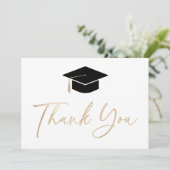 Carte De Remerciements Pampille de toque de graduation or script moderne (Debout devant)