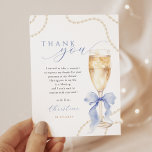 Carte De Remerciements Perles et Fête des mariées bleue de Prosecco<br><div class="desc">Envoyez une note chaleureuse après votre douche nuptiale avec cette carte de remerciements élégante. Avec des perles,  du Prosecco et un arc bleu chic,  c’est la façon parfaite de montrer votre gratitude avec style.</div>