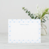 Carte De Remerciements Petit Blue Whimsical Bows Monogram Notecard (Debout devant)