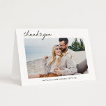 Carte De Remerciements Photo Black Script Personalized Wedding moderne<br><div class="desc">Mariage horizontal plié merci les cartes photos disposent de texte de script noir moderne et minimal "Merci" avec un accent de coeur mignon. Personnalisez le devant avec une photo préférée de la mariée et du marié, ainsi qu'un simple monogramme sans serif des noms du couple. L'intérieur de la carte comprend...</div>