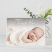 Carte De Remerciements Photo de bébé avec écriture moderne (Debout devant)