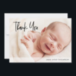 Carte De Remerciements Photo de bébé personnalisée Gratitude Moderne<br><div class="desc">Express votre gratitude dans le style avec cette carte de remerciements de douche photo personnalisée pour bébé. Doté d'un design propre et d'un script moderne et à la main, cette carte met en valeur la photo complète et le nom personnalisé de votre bébé pour un design chaleureux et mémorable. Parfait...</div>