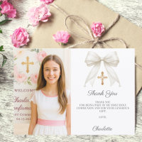 Photo de fille de confirmation avec un nœud blanc