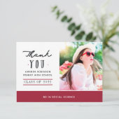 Carte de remerciements photo de graduation rouge e (Debout devant)