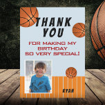 Carte De Remerciements Photo de l'Anniversaire de enfant de basket-ball m<br><div class="desc">Joli Anniversaire de enfant de basket-ball Carte de remerciements avec une photo. Carte de remerciements d'anniversaire sur le thème du basket-ball avec un message de remerciement, nom de l'enfant, photo de l'enfant et boules de basket-ball. Sur le dos de la carte se trouvent des boules de basket. Personnalisez cette carte...</div>