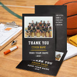 Carte De Remerciements Photo de remerciement pour l'entraîneur de l'équip<br><div class="desc">Carte de remerciement photo pour l'entraîneur de l'équipe de basketball. Montrez votre appréciation à un entraîneur de basketball dévoué avec cette carte de remerciement photo personnalisée. Avec un espace personnalisable pour une photo d'équipe, le nom de l'entraîneur, le nom de l'équipe et l'année, un fond de style tableau noir, cette...</div>