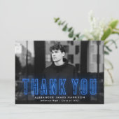 Carte De Remerciements Photo de remise de diplôme au néon bleu moderne (Debout devant)