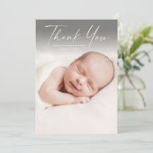 Carte De Remerciements Photo de script moderne bébé (Debout devant)