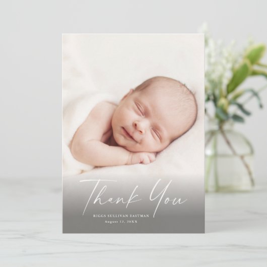 Carte De Remerciements Photo de script moderne bébé (Debout devant)