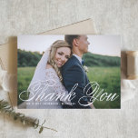 Carte De Remerciements Photo du Mariage de calligraphie blanc<br><div class="desc">Envoyez des remerciements à votre famille et à vos amis pour avoir participé à votre journée spéciale avec ce carte de remerciements personnalisable. Il dispose d'une calligraphie élégante et d'une typographie classique. Vous pouvez personnaliser cet élégant carte de remerciements de mariage en ajoutant vos détails. Ce carte de remerciements photo...</div>