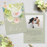Carte De Remerciements Photo Mariage Chic Watercolor Florals<br><div class="desc">De belles aquarelles blanches et vertes avec des roses roses et crème,  des marguerites,  des petites fleurs et des feuilles sont présentées sur le devant de ces cartes de remerciement mariage vert sauge. Votre photo et votre message sont imprimés au dos. CORRESPONDANCE d'objets dans notre collection.</div>