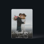 Carte de remerciements photo Mariage lettres main<br><div class="desc">Carte de remerciements photo Mariage Lettré à la main moderne. Mariage moderne élégant merci modèle de carte postale avec une photo verticale complète sur le devant avec le texte "Merci" dans une police de caractères de script de typographie à main tourbillonnant en blanc sur l'image. Carte recto verso avec 2...</div>