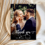 Carte de remerciements photo Mariage lettres main<br><div class="desc">Carte de remerciements photo Mariage Lettré à la main moderne. Mariage moderne élégant merci modèle de carte postale avec une photo verticale complète sur le devant avec le texte "Merci" dans une police de caractères de script de typographie à main tourbillonnant en blanc sur l'image. Carte recto verso avec 2...</div>