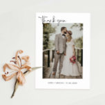 Carte De Remerciements Photo Mariage minimaliste<br><div class="desc">Carte de remerciements de mariage minimaliste et élégant avec typographie de script. Le texte et les messages peuvent être modifiés à l'arrière de la carte. Pour une personnalisation plus avancée de cette conception, par exemple la modification de la disposition, de la police ou de la taille du texte, cliquez sur...</div>
