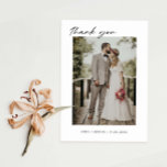 Carte de remerciements photo minimaliste Mariage<br><div class="desc">Carte de remerciements de mariage minimaliste et élégant avec typographie de script. Le texte et les messages peuvent être modifiés à l'arrière de la carte. Pour une personnalisation plus avancée de cette conception, par exemple la modification de la disposition, de la police ou de la taille du texte, cliquez sur...</div>