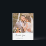 Carte De Remerciements Photo minimaliste noir et blanc Mariage moderne<br><div class="desc">Carte de remerciements mariage moderne avec une mise en page simple et minimale avec des polices serif et script avec votre photo préférée.</div>