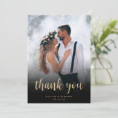 Carte De Remerciements Photo moderne Black Gold Script Simple Mariage (Debout devant)