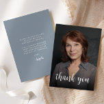 Carte De Remerciements Photo personnalisée Dusty Blue 50th Birthday Party<br><div class="desc">L'avant de cette invitation à l'anniversaire de 50 ans présente la photo de l'invité d'honneur avec les mots "merci" dans l'élégant script de calligraphie blanche superposé. Un écran sombre permet de faire apparaître le texte. Customisez l'envers avec votre message personnel en police blanche sans serif et votre nom en script...</div>