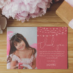 Carte de remerciements photo rose enfant moderne<br><div class="desc">Envoyez une carte de remerciements spéciale supplémentaire à vos invités, les remerciant d'avoir assisté à votre fête et de leur gratitude pour leurs cadeaux. Avec un arrière - plan rose avec des lampes à cordes, votre photo préférée de votre anniversaire/noël/baptême/baby shower/fête avec un texte ludique qui dit "MERCI" et "j'ai...</div>