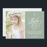 Carte De Remerciements Photo Whimsical Sage Green First Holy Communion<br><div class="desc">Script Whimsical Sage Green First Holy Communion Photo Carte de remerciements | Envoyez des remerciements à votre famille et à vos amis avec cette carte à plat personnalisable. Il comporte un script fantaisiste sur un arrière - plan vert sage et un motif de quatrefoil. Cet élégant carte de remerciements photo...</div>