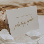 Carte De Remerciements Photographe élégant de calligraphie d'or<br><div class="desc">Cet élégant carte de remerciements de photographe de calligraphie dorée est parfait pour un mariage simple. Le design neutre présente une carte minimaliste décorée avec une typographie romantique et fantaisiste de feuille d'or. Remarque : Ce design ne comporte pas de véritable feuille d'or. C'est un graphisme de haute qualité fait...</div>