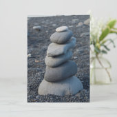 Carte De Remerciements Pile De Rochers Gris Sur La Plage (Debout devant)