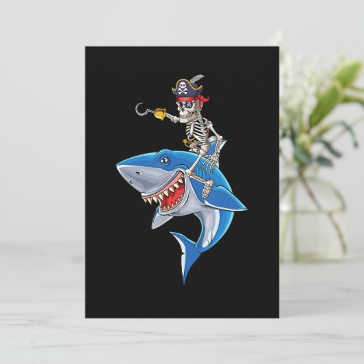 Carte De Remerciements Piratesque squelette chevauchant un requin Garçons (Debout devant)