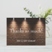 Carte De Remerciements Projecteur de mur de briques de mariage personnali (Debout devant)