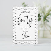Carte De Remerciements Quarante | Script moderne 40e Noir & Blanc Anniver (Debout devant)