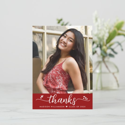 Carte De Remerciements Red Graduation Script photo Coeurs élégants Modern (Debout devant)