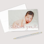 Carte De Remerciements Rose mignon Coeur rose Script Personnalisé Baby Gi<br><div class="desc">Les cartes de remerciement modernes et minimes comportent une photo de votre nouveau-né avec un texte de Merci rose rose profond personnalisé (peut être modifié) dans un style de police de script de coeur mignon. Parfait pour envoyer comme une petite note de remerciement aux amis et à la famille qui...</div>