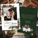 Carte De Remerciements Rustic Pinecones Love Thanks Photo & Note Mariage<br><div class="desc">Ces belles cartes de remerciement mariages présentent votre photo entourée de sprigs d'aquarelle peints à la main de branches de pin et de pinecones dans les tons vert de forêt et de broan de châtaignier. La légende dit : Amour et Merci, avec vos noms ci-dessous. Le dos a un bouquet...</div>