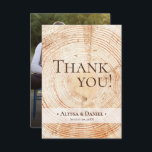 Carte De Remerciements Rustic Wood Mariage Photo petite<br><div class="desc">Gardez votre thème de bois rustique en vie grâce à notre papier à Mariage de bois coupé rustique en Merci de tranche de bois! Avec un design en tranche de bois coupé, cette papeterie ajoute une touche de charme à votre gratitude. Personnalisez-le avec votre photo de mariage préférée et envoyez...</div>
