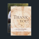 Carte De Remerciements Rustic Wood Mariage Photo petite<br><div class="desc">Gardez votre thème de bois rustique en vie grâce à notre papier à Mariage de bois coupé rustique en Merci de tranche de bois! Avec un design en tranche de bois coupé, cette papeterie ajoute une touche de charme à votre gratitude. Personnalisez-le avec votre photo de mariage préférée et envoyez...</div>