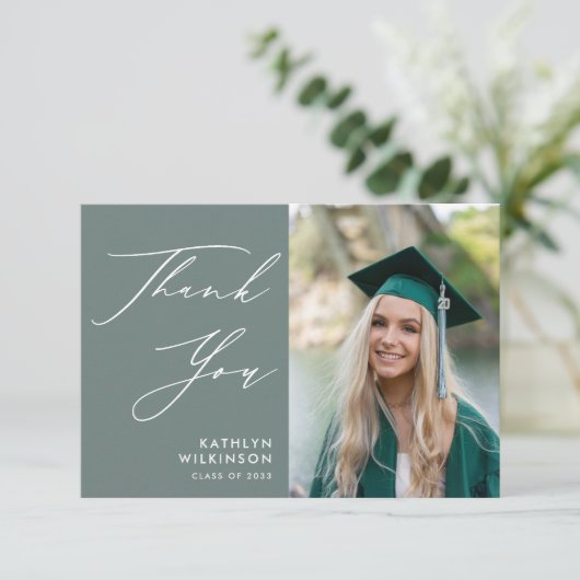 Carte De Remerciements Sage Green Élégant Script Simple Photo Graduation (Debout devant)