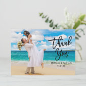 Carte De Remerciements Script de brosse moderne mariée Groom Nom Mariage  (Debout devant)