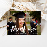 Carte De Remerciements Script décontracté et photo de graduation<br><div class="desc">Cette carte de remerciements moderne et élégante de graduation présente votre photo sur le devant,  avec une superposition de typographie manuscrite décontractée,  et un spot pour un message personnel en noir et blanc sur le dos.</div>