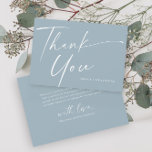 Carte De Remerciements Script élégant moderne Dusty Blue Boys Baptême<br><div class="desc">Élégant Script Moderne Dusty Blue Boys Baptême Carte de remerciements. Cliquez sur le bouton Personnaliser pour customiser cette conception avec vos détails. Pour modifier les couleurs et les polices arrière - plans, cliquez sur le bouton Modifier cette conception pour plus d'options. Cela fait partie d'une plus grande collection de baptêmes....</div>