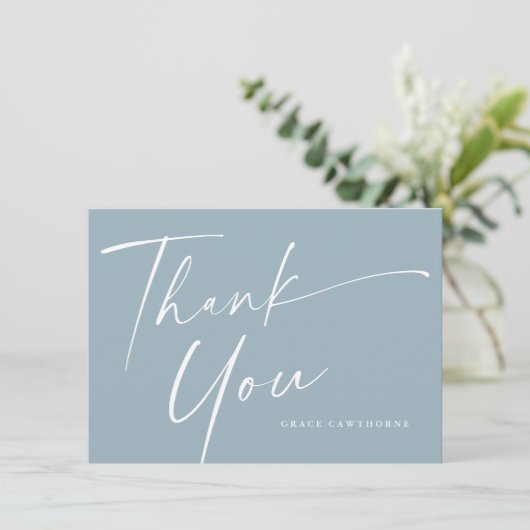 Carte De Remerciements Script élégant moderne Dusty Blue Boys Baptême (Debout devant)