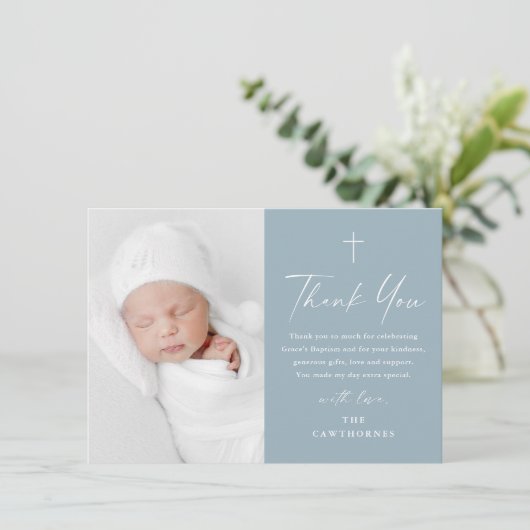 Carte De Remerciements Script élégant moderne Dusty Blue Photo Baptême (Debout devant)