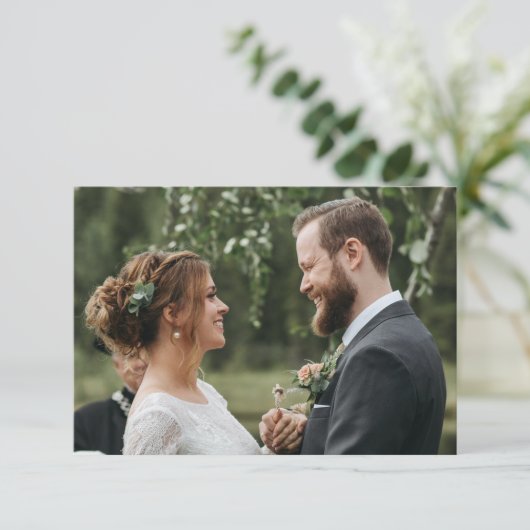 Carte De Remerciements Script Mariage Simple Avec Monogramme Et Code QR (Debout devant)