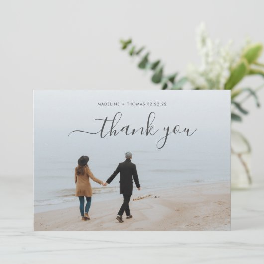 Carte De Remerciements Script minimal simple avec 2 mariage photo collage (Debout devant)