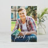 Carte De Remerciements Script moderne Homme Diplômé photo (Debout devant)