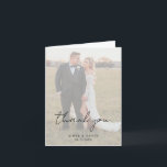 Carte De Remerciements Script rustique Photo Mariage moderne<br><div class="desc">Carte de remerciements moderne de mariage photo avec un design simple avec "merci" dans un style rustique typographie script avec vos noms et date de mariage sur votre photo préférée avec une superposition opaque. Cette carte de remerciements élégante à la disposition minimaliste conviendra à tous les styles de mariage.</div>