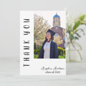 Carte De Remerciements Script vertical moderne Graduation photo simple (Debout devant)